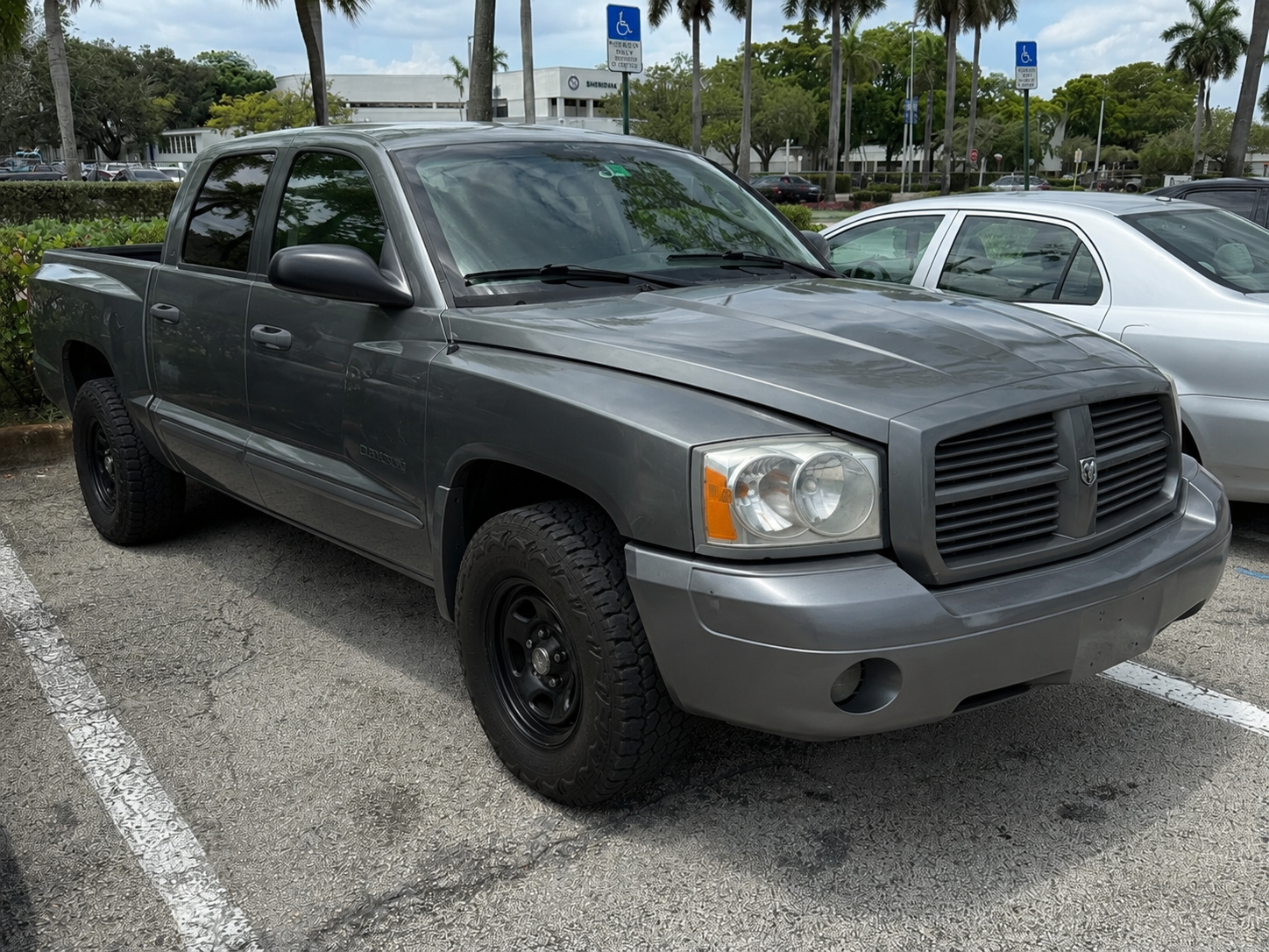 2006 Dodge Dakota • 3.7L V6 • Crew Cab wireless CarPlay